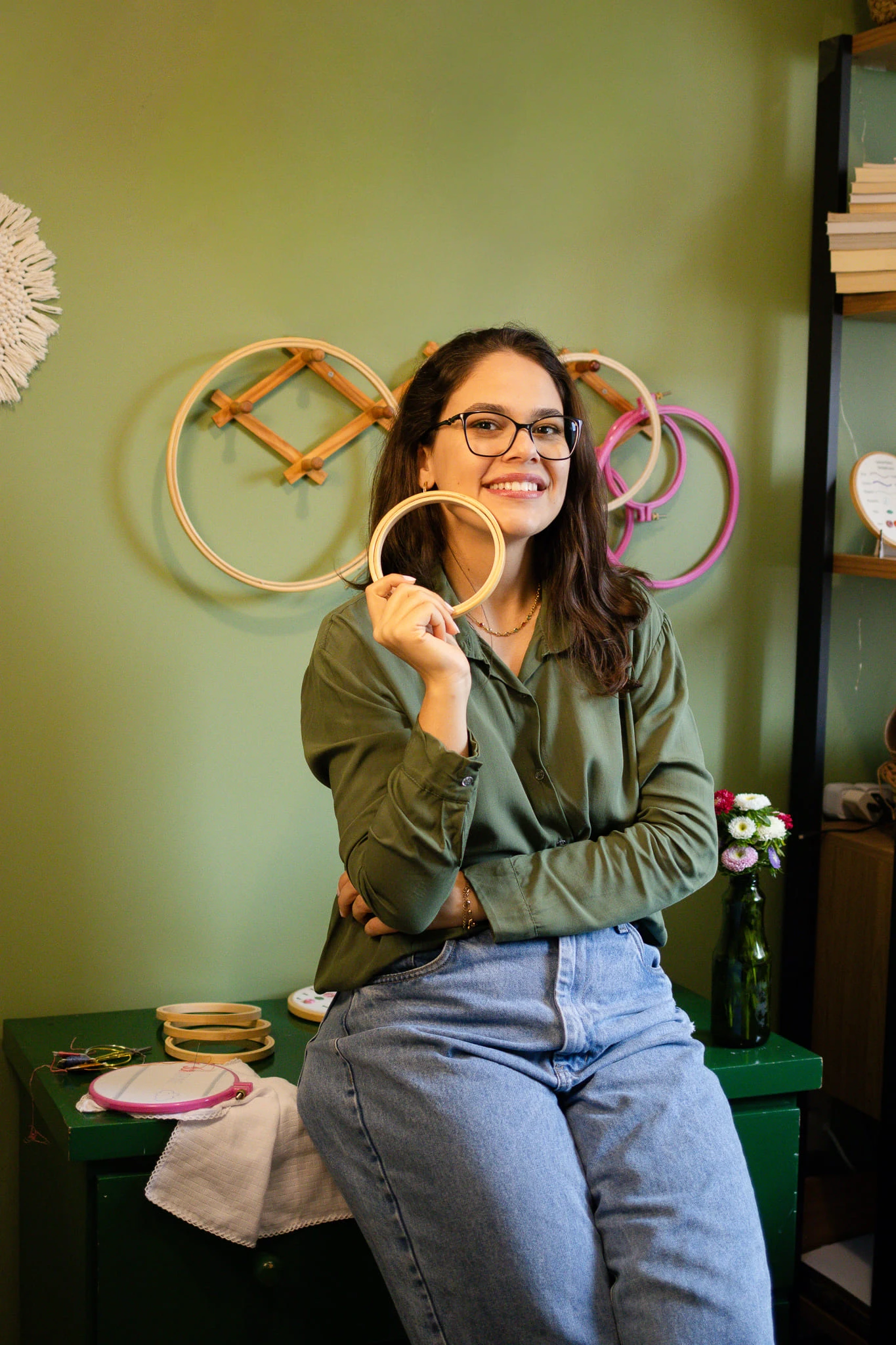 Professora Tai - Instrutora do curso de bordado livre