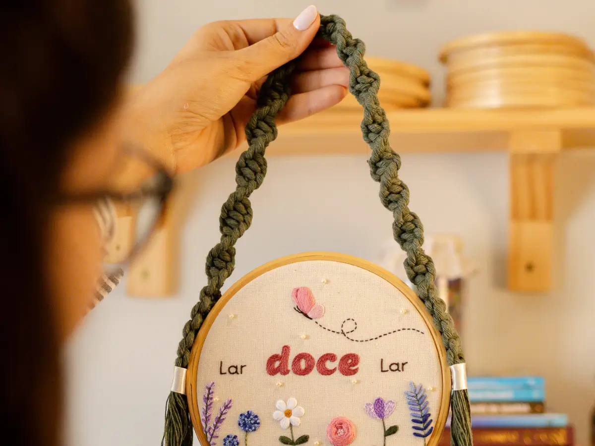 Alça de macramê artesanal em peça bordada